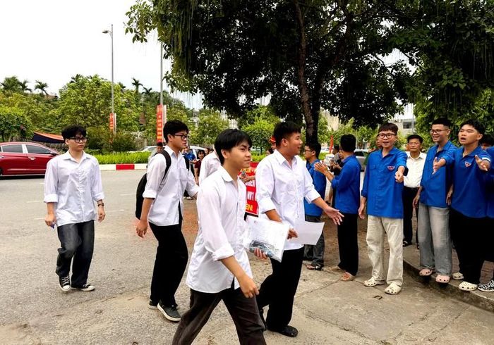 Học sinh Trường trung học phổ thông chuyên Nguyễn Tất Thành đi thi tốt nghiệp trung học phổ thông năm 2026. Ảnh: Trường THPT chuyên Nguyễn Tất Thành