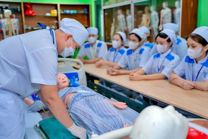 Sinh viên thực hành môn học điều dưỡng. 