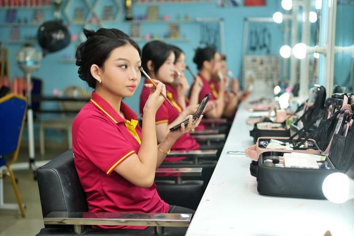 Sinh viên Trường Cao đẳng Khoa học và Công nghệ Thành phố Hồ Chí Minh thực hành các môn học chăm sóc sắc đẹp. 