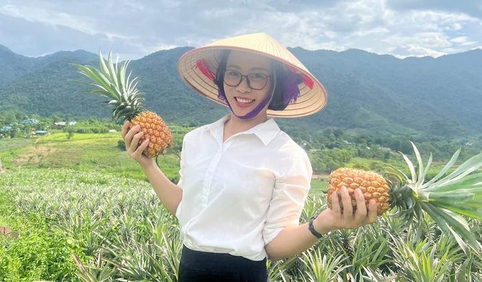 Nụ cười rạng rỡ trước vụ mùa dứa bội thu. Ảnh: Quốc Huy