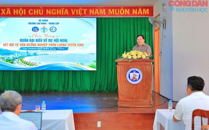 Ông Đặng Văn Phụng, Phó Giám đốc Sở Giáo dục và Đào tạo tỉnh Gia Lai phát biểu tại Hội nghị.