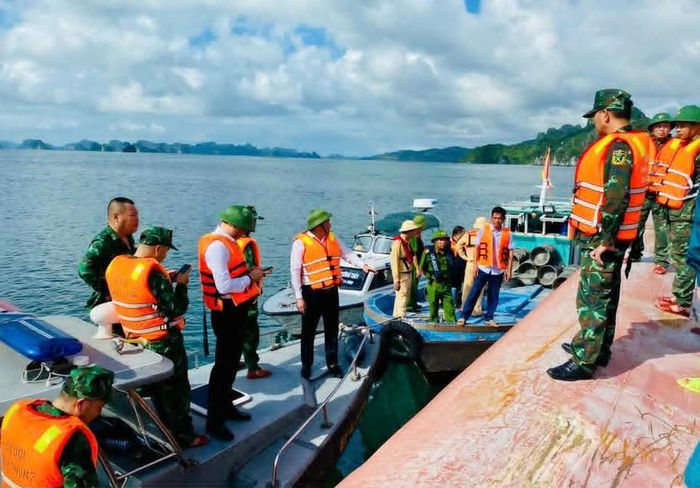Khẩn trương tìm kiếm 2 người còn lại. Ảnh: Cơ quan chức năng cung cấp