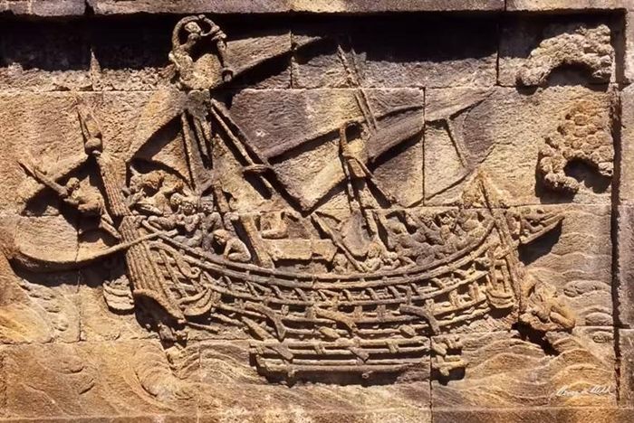 Phù điêu con tàu tại Borobudur (thế kỷ VIII-IX). Những con tàu đi biển có kết cấu hoàn thiện như vậy từng đảm nhiệm tuyến giao thương rộng lớn giữa Ấn Độ và Indonesia. (Ảnh: Benoy K. Behl)