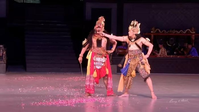 Cảnh Ravana bị đánh bại trong vở múa Ramayana Ballet, đền Prambanan, Yogyakarta, Indonesia. (Ảnh: Benoy K. Behl)