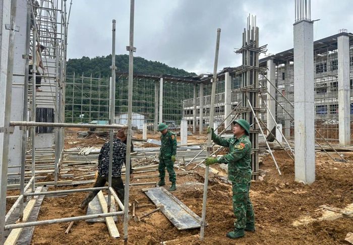 Cán bộ, chiến sĩ tham gia hỗ trợ xây dựng Trường phổ thông nội trú Tiểu học và Trung học cơ sở Hạ Lang.