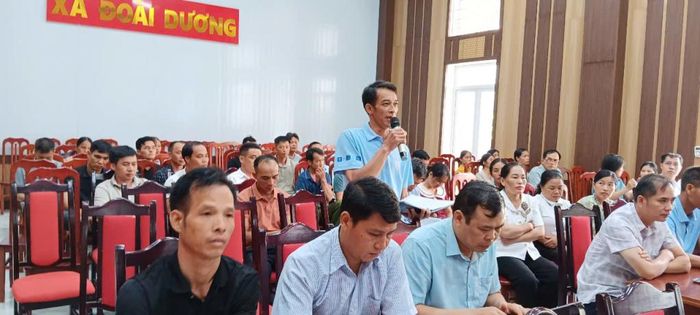 Cử tri phát biểu tại hội nghị.