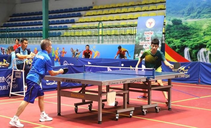 Các vận động viên thi đấu nội dung đơn nam môn bóng bàn.