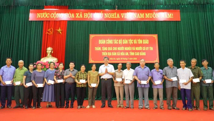 Thứ trưởng Bộ Dân tộc và Tôn giáo Y Vinh Tơr tặng quà người có uy tín xã Hòa An.