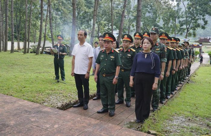 Các đại biểu dâng hương tại nghĩa trang liệt sĩ Quảng Uyên.