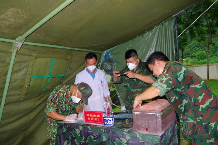 Thực hiện số hóa thông tin quá trình lấy mẫu giám định, xác định danh tính hài cốt liệt sĩ.