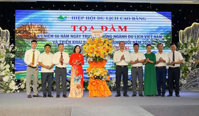 Lãnh đạo các sở, ban, ngành tặng hoa chúc mừng Hiệp hội du lịch.