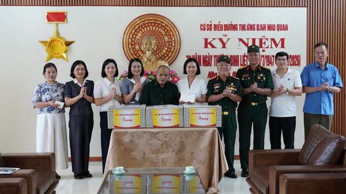Đoàn công tác trao tặng quà Cơ sở Điều dưỡng thương binh Nho Quan và bệnh binh Nông Tiến Tạo, quê Cao Bằng.