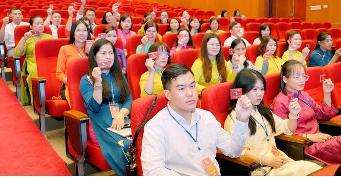 Các đại biểu biểu quyết bầu Ban Chấp hành, Ban Kiểm tra Hội Nhà báo tỉnh khóa mới.