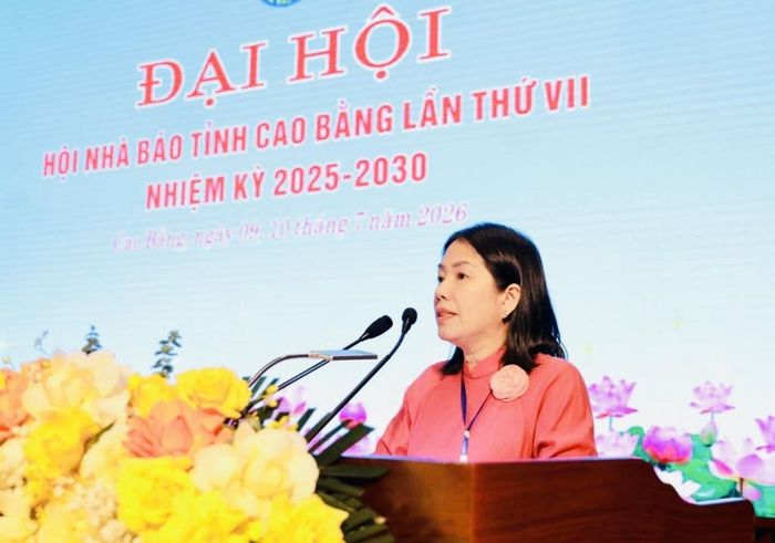 Phó Giám đốc Báo và Phát thanh, truyền hình Cao Bằng, Phó Chủ tịch Hội Nhà báo tỉnh Nguyễn Thị Bích Ngọc trình bày tóm tắt Báo cáo chính trị Đại hội.