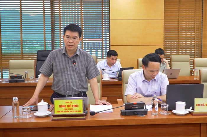 Đồng chí Nông Thế Phúc, Giám đốc Sở Dân tộc và Tôn giáo báo cáo tại buổi làm việc.
