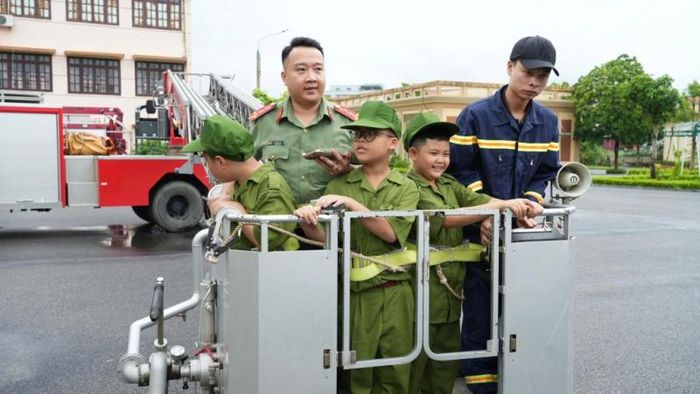 Những hoạt động trải nghiệm thực tế cho các "học viên nhí" rèn luyện như những người chiến sĩ Công an thực thụ.