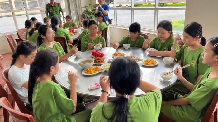Các học viên dùng bữa theo nền nếp, góp phần rèn luyện tác phong, ý thức tổ chức và kỷ luật.
