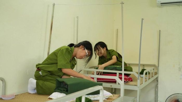 Các chiến sĩ nhí thực hành gấp chăn, màn theo điều lệnh, rèn luyện tính ngăn nắp và kỷ luật trong sinh hoạt hằng ngày.