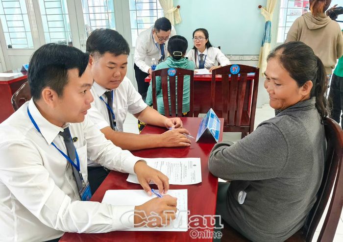 Các luật sư thuộc Ðoàn Luật sư tỉnh Cà Mau tư vấn pháp luật miễn phí cho người dân xã Hưng Hội.