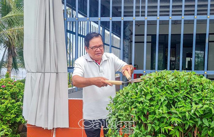 Ông Nguyễn Hoàng Tuấn cắt tỉa cây xanh, chỉnh trang khuôn viên nhà ở, góp phần tạo tạo mỹ quan khu dân cư.