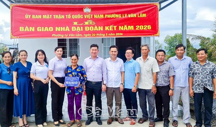 Bà Hồ Thị Soi trong ngày vui được bàn giao nhà Ðại đoàn kết.