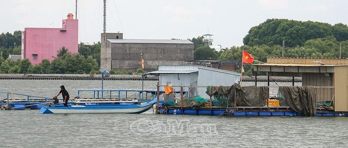 Nghề nuôi cá trong lồng bè trên biển ở xã Đá Bạc.
