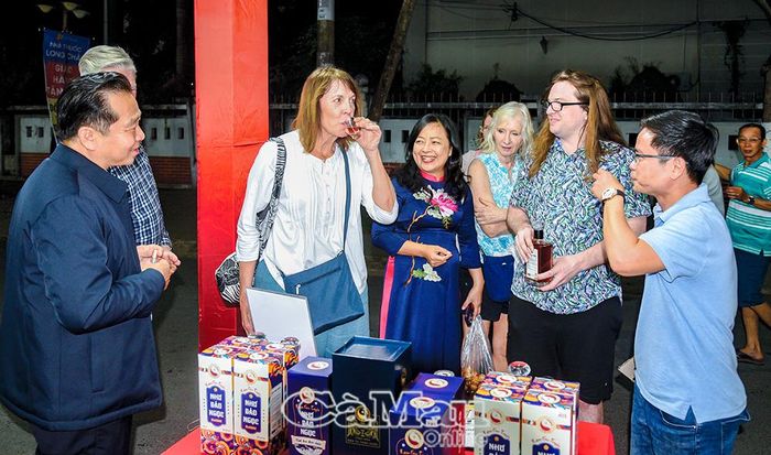 Du khách nước ngoài tham quan, trải nghiệm sản phẩm OCOP tại Hội chợ Thương mại - Du lịch phường Bạc Liêu.