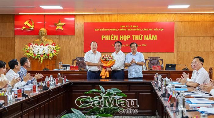 Đồng chí Nguyễn Hồ Hải, Bí thư Tỉnh ủy, Trưởng ban Chỉ đạo phòng, chống tham nhũng, lãng phí, tiêu cực tỉnh (bìa trái) và đồng chí Huỳnh Quốc Việt, Phó Bí thư Thường trực Tỉnh ủy, Phó Trưởng ban Chỉ đạo (bìa phải), tặng hoa chúc mừng đồng chí Lữ Quang Ngời, Phó Bí thư Tỉnh ủy, Chủ tịch UBND tỉnh, thành viên Ban Chỉ đạo.