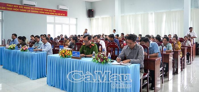  Hơn 50 cử tri xã Phong Thạnh tham dự hội nghị tiếp xúc cử tri.
