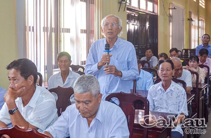 Cử tri Phan Thanh Hà, ấp Trèm Trẹm, phán ảnh việc dự án tuyến đường Trèm Trẹm - Xẻo Quao thi công dang dở, gây khó khăn cho việc đi lại của người dân.