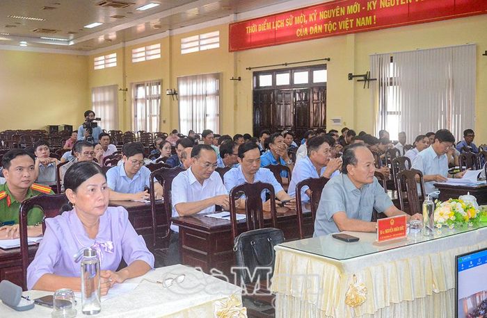  Các đại biểu tham dự buổi tiếp xúc cử tri tại Xã Hồng Dân.