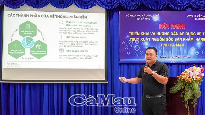 Đại diện Công ty Cổ phần Vietnam Blockchain giới thiệu, hướng dẫn sử dụng các chức năng chính của Hệ thống truy xuất nguồn gốc sản phẩm tỉnh Cà Mau.