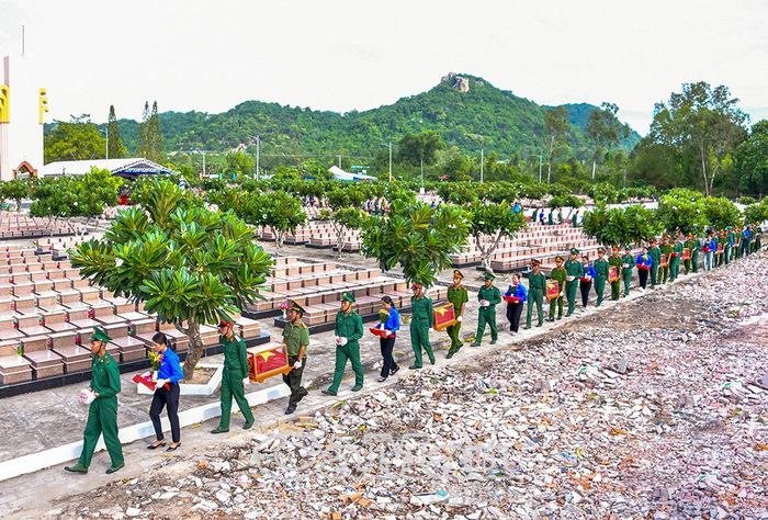 Nghĩa trang Liệt sĩ Dốc Bà Đắc là nơi yên nghỉ của 9.417 liệt sĩ, quy mô lớn nhất đồng bằng sông Cửu Long.