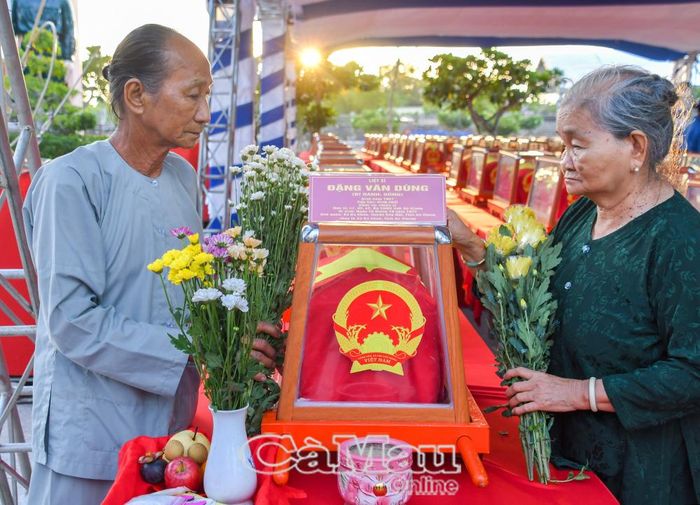 Bà Đặng Thị Bé và ông Đặng Văn Hùng, người thân liệt sĩ Đặng Văn Dừng (Dũng), xúc động khi hài cốt người em trai liệt sĩ của mình được tìm kiếm, quy tập và xác định danh tính.