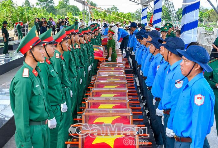  Nghiêm trang nghi thức an táng hài cốt liệt sĩ.