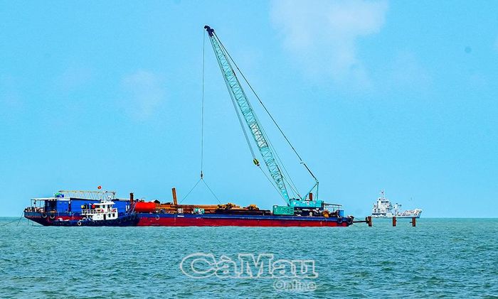 Nhịp điệu công trình trọng điểm quốc gia đã làm cho biển đảo Hòn Khoai thêm ngời sáng.