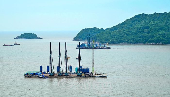 Những cột mốc đầu tiên dựng lên công trình thế kỷ, tạo nên dáng hình quốc gia phát triển, hội nhập sâu rộng cùng khu vực và thế giới.
