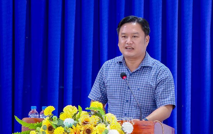 Chủ tịch UBND xã Vĩnh Mỹ Trần Minh Thới trả lời các vấn đề cử tri kiến nghị thuộc thầm quyền xử lý của địa phương.