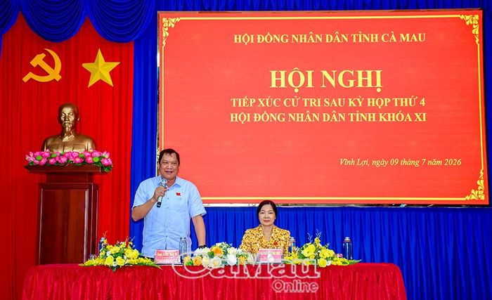 Đồng chí Lâm Văn Bi, Ủy viên Ban Thường vụ Tỉnh ủy, Phó Chủ tịch Thường trực UBND tỉnh, phát biểu tại buổi tiếp xúc cử tri 2 xã Vĩnh Lợi và Hưng Hội.