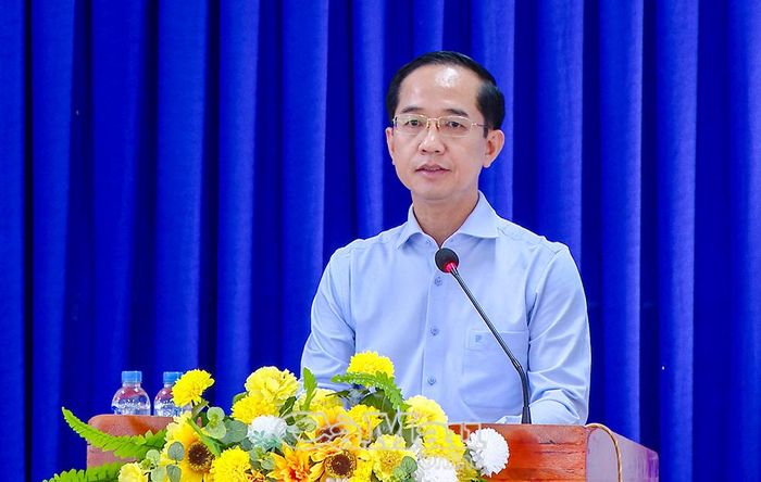 Đồng chí Hồ Thanh Thủy, Phó Bí thư Tỉnh ủy, Chủ tịch Ủy ban MTTQ Việt Nam tỉnh Cà Mau, trả lời và ghi nhận các ý kiến, kiến nghị của cử tri xã Vĩnh Mỹ.