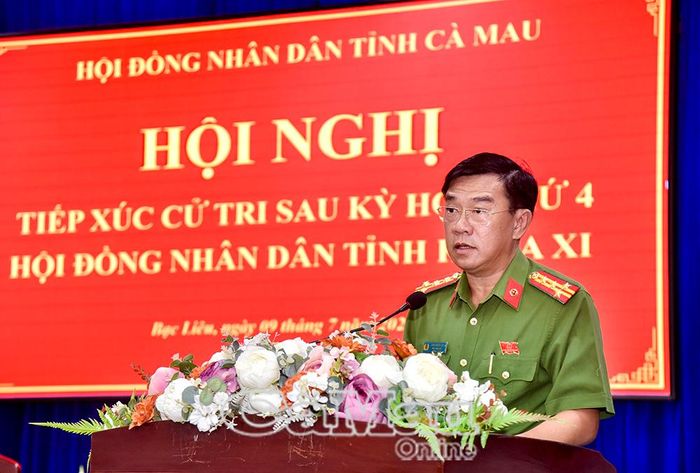 Đại tá Châu Quốc Huy, Phó Giám đốc Công an tỉnh, trả lời những vấn đề về tình hình an ninh trật tự, đồng thời đề nghị lực lượng công an cơ sở phải đặc biệt quan tâm đến nguồn tin Nhân dân cung cấp.