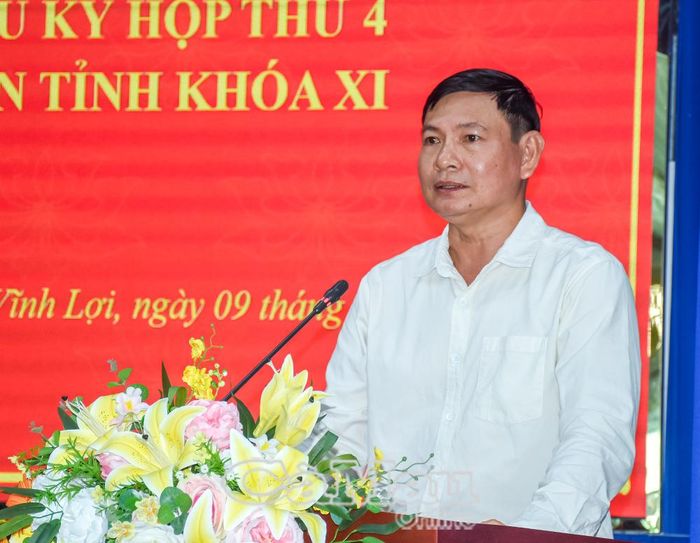 Chủ tịch UBND xã Vĩnh Lợi Hứa Sít trả lời các vấn đề cử tri đặt ra thuộc thẩm quyền địa phương.