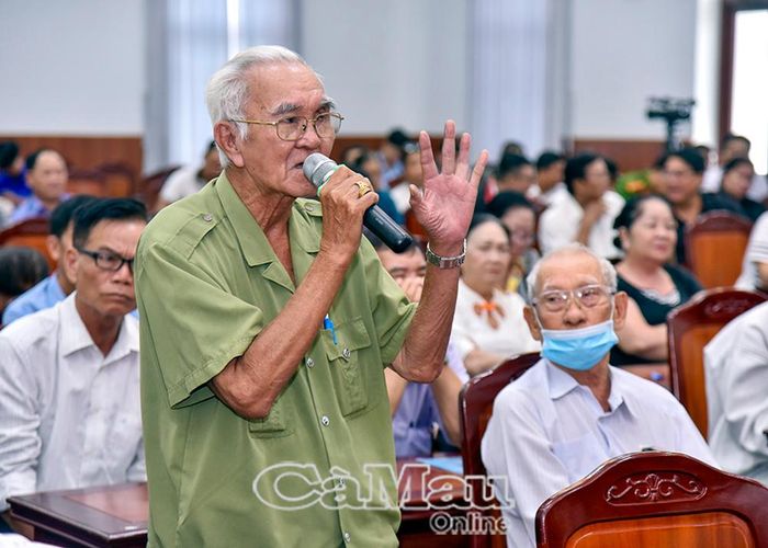  Cử tri Lâm Minh Quang, Khóm 7, có ý kiến về tình trạng ô nhiễm môi trường do từ doanh nghiệp trên địa bàn ảnh hưởng đến đời sống bà con khu vực.