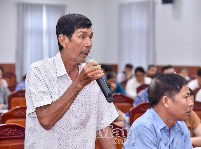 Cử tri Lâm Tài Bửu, Khóm 13, phản ánh tình trạng ô nhiễm môi trường, nạn hút thuốc lá điện tử của học sinh và các khoản thu không hợp lý trong trường học.