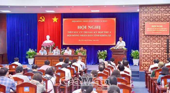  Chủ tịch UBND phường Lê Việt Xô trả lời các vấn đề cử tri kiến nghị thuộc thẩm quyền địa phương. Đồng thời khẳng định, tất cả những ý kiến của cử tri đều được địa phương quan tâm, xử lý ngay.