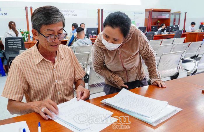 Đến Trung tâm Phục vụ hành chính công phường An Xuyên thực hiện thủ tục, ông Trần Trường Hận, Khóm 15, cho biết,
