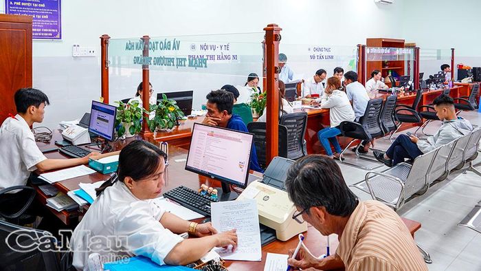Công chức Trung tâm Phục vụ hành chính công phường An Xuyên tiếp nhận và hướng dẫn người dân thực hiện thủ tục hành chính về đất đai.