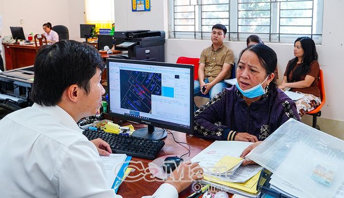 Cán bộ Phòng Kinh tế - Hạ tầng và Đô thị phường An Xuyên hướng dẫn, giải quyết thủ tục hành chính lĩnh vực đất đai cho người dân.
