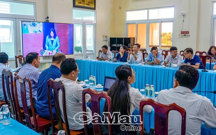 Đại biểu dự hội nghị tại điểm cầu Cà Mau nghe phát biểu chỉ đạo của Bộ trưởng Bộ VH,TT&DL Lâm Thị Phương Thanh.
