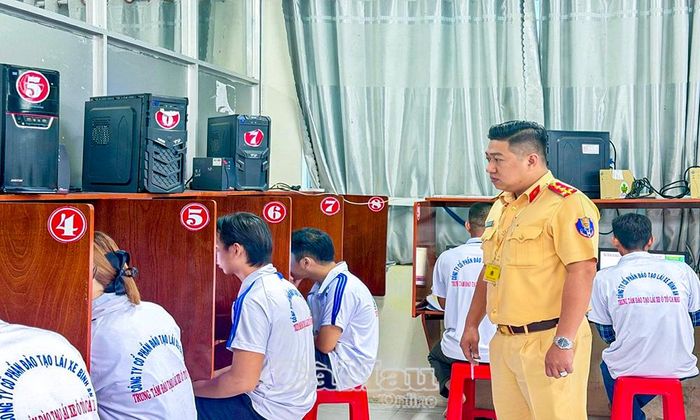 Phần thi mô phỏng các tình huống giao thông được bãi bỏ; các nội dung sát hạch còn lại gồm thi lý thuyết, sát hạch trong hình và sát hạch lái xe trên đường vẫn được tổ chức theo đúng quy định.